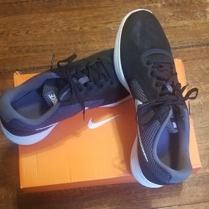 Nike Revolution 3 Sbeakers